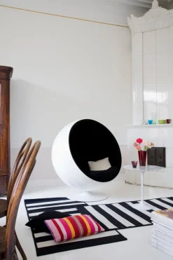 Eero Aarnio Originals Ball Chair, vit - svart
