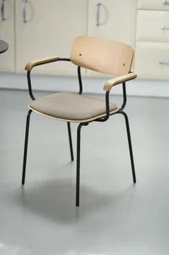 FDB Møbler J183 Holmen stol med armstöd, ekfaner - Grain Taupe