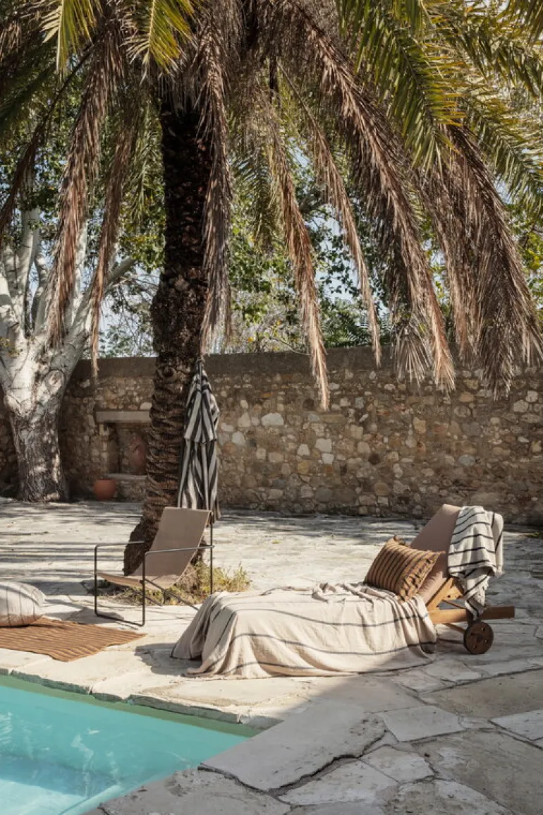 ferm LIVING Alee badhandduk, 70 x 140 cm, sand - svart