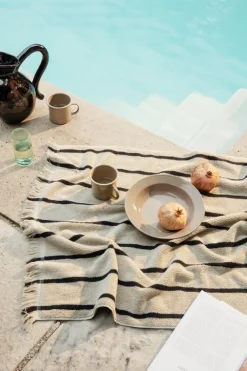 ferm LIVING Alee badhandduk, 70 x 140 cm, sand - svart