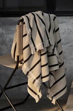 ferm LIVING Alee badlakan, 100 x 150 cm, sand - svart