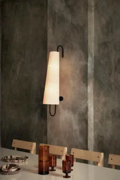 ferm LIVING Ancora vägglampa, svart - natur