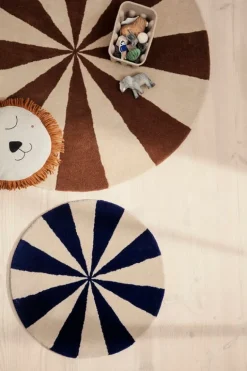 ferm LIVING Arch tuftad matta, liten, klarblå - offwhite