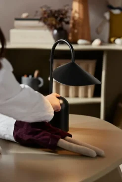 ferm LIVING Arum bärbar lampa, svart