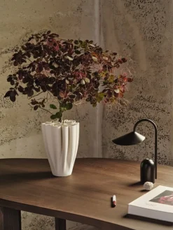 ferm LIVING Arum bärbar lampa, svart