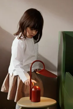 ferm LIVING Arum bärbar lampa, oxidröd