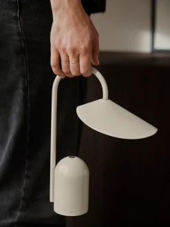 ferm LIVING Arum bärbar lampa, kashmir