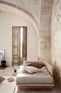 ferm LIVING Calm kudde, 50 x 50 cm, camel - svart