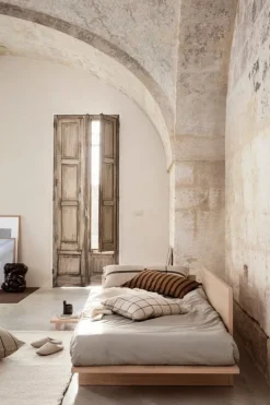 ferm LIVING Calm kudde, 50 x 50 cm, camel - svart