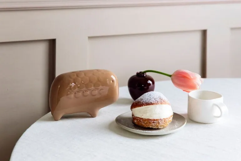 ferm LIVING Flow tallrik, liten, off-white speckle