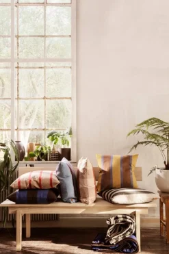 ferm LIVING Grand kudde, 50 x 50 cm, blekt blå - vinröd