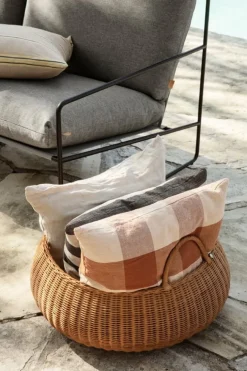 ferm LIVING Grand kudde, 50 x 50 cm, sand - svart