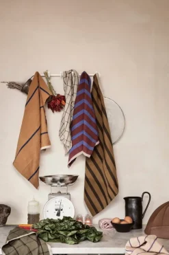 ferm LIVING Hale kökshandduk, sand - svart