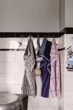 ferm LIVING Hale kökshandduk, sand - svart