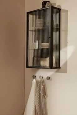 ferm LIVING Haze väggskåp, ribbat glas, svart