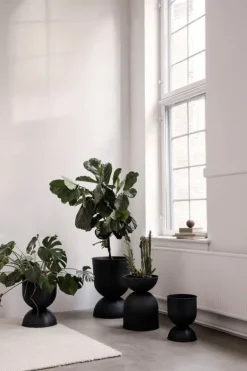 ferm LIVING Hourglass kruka, M, svart