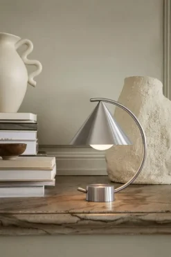 ferm LIVING Meridian bordslampa, borstat stål