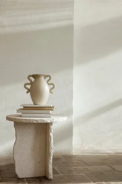 ferm LIVING Mineral skulptural sidobord, Bianco Curia marmor