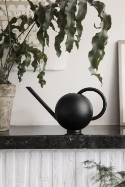 ferm LIVING Orb vattenkanna, svart