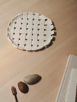 ferm LIVING Plait uppläggningsfat 30 cm, off-white