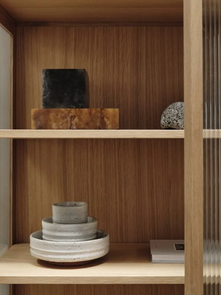 ferm LIVING Reed vitrinskåp, naturbetsad ek