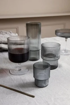 ferm LIVING Ripple vinglas, 2 st, rökig grå