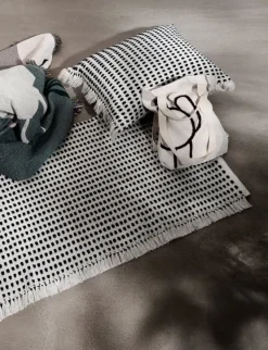 ferm LIVING Way kudde 70 x 50 cm, off white - mörkblå