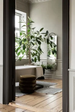 ferm LIVING Way matta 70 x 180 cm, off white - mörkblå