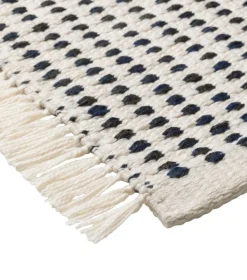 ferm LIVING Way matta 140 x 200 cm, off white - mörkblå