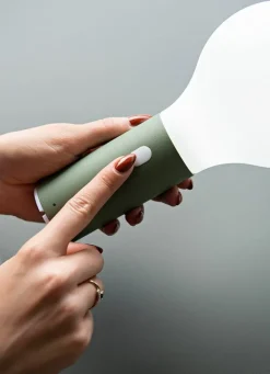 Fermob Aplô bärbar lampa H24, acapulco blå