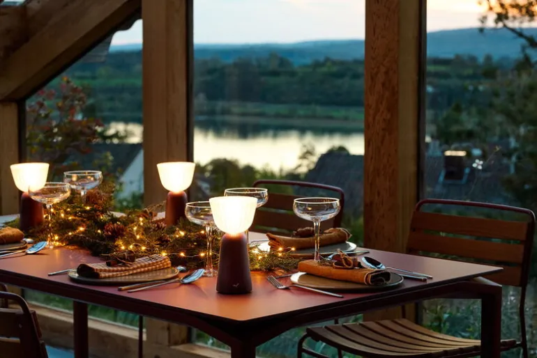 Fermob Swiing bärbar bordslampa, 20 cm, svart körsbär