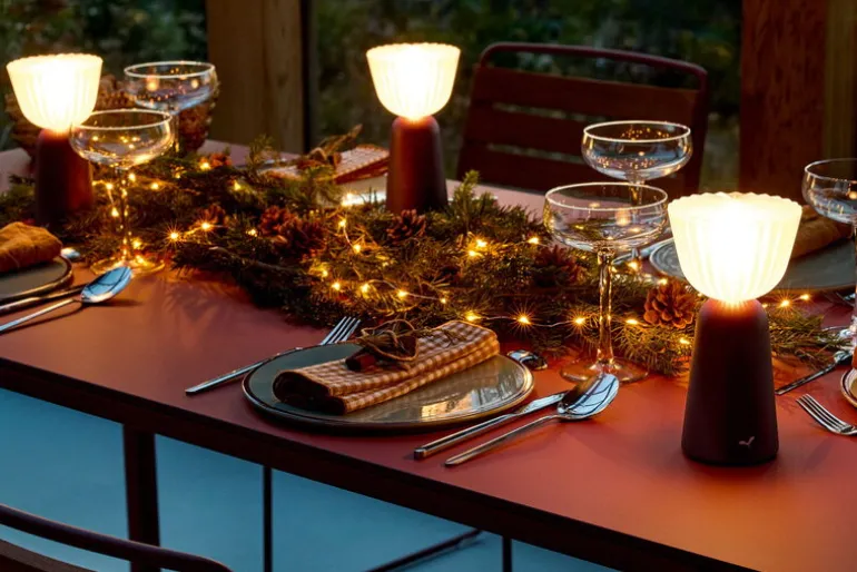 Fermob Swiing bärbar bordslampa, 20 cm, svart körsbär