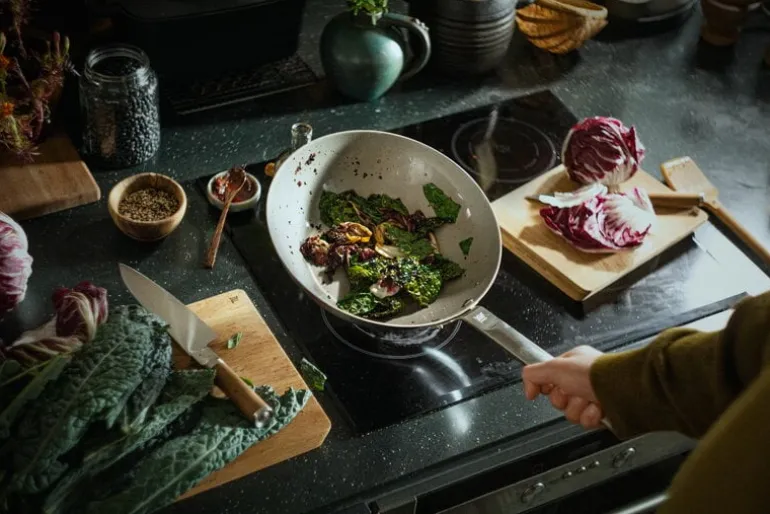 Fiskars Norden wokpanna i stål, 28 cm