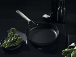 Fiskars Taiten stekpanna, 24 cm