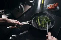 Fiskars Taiten stekpanna, 24 cm