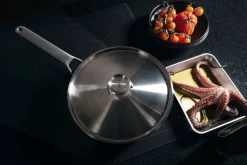 Fiskars Taiten traktörpanna, 26 cm, med lock