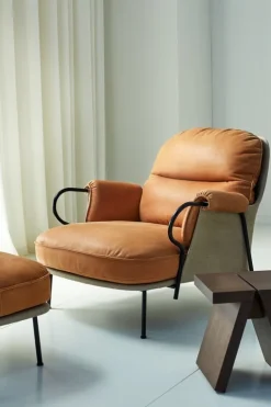 Fogia Lyra fotpall, svart stål - konjaksfärgat läder