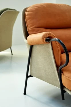 Fogia Lyra fåtölj, svart stål - konjaksfärgat läder