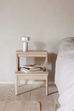 Form & Refine A Line stege, vit ek