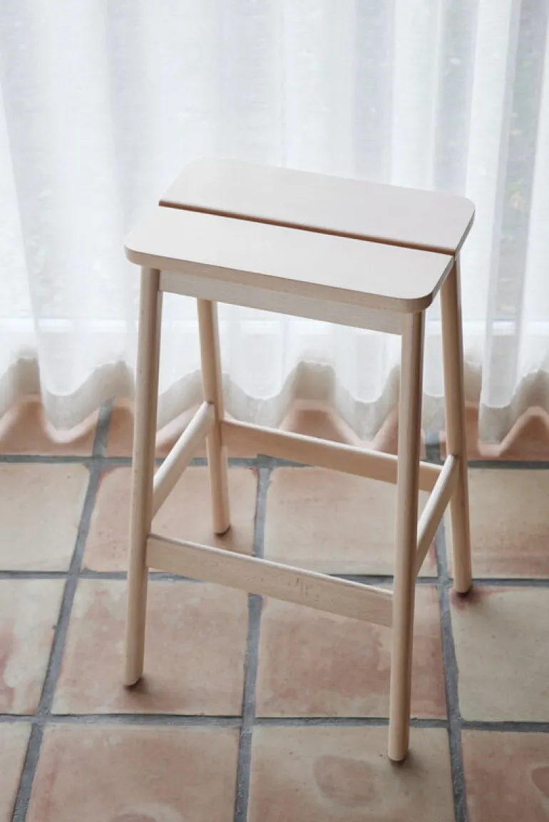 Form & Refine Angle standardbarstol, 75 cm, bok