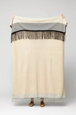 Form & Refine Aymara pläd, 190 x 130 cm, randigt mönster