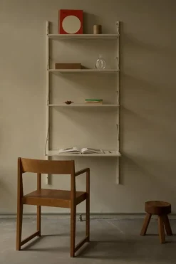 Frama Shelf Library H1852 vägghylla med skrivbord, varmvit