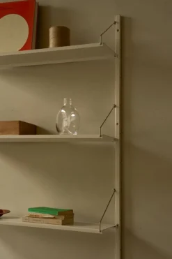 Frama Shelf Library H1852 vägghylla med skrivbord, varmvit