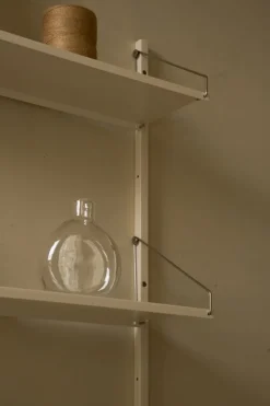 Frama Shelf Library H1852 vägghylla med skrivbord, varmvit