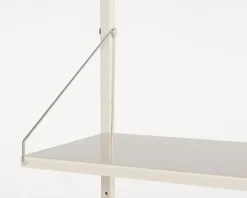 Frama Shelf Library H1852 vägghylla med skrivbord, varmvit