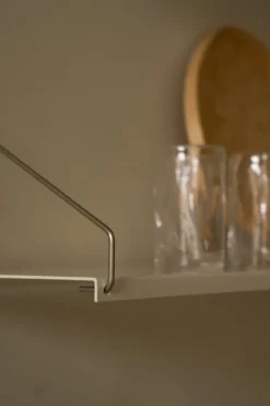 Frama Shelf Library H1852 vägghylla med skrivbord, varmvit