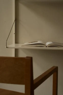 Frama Shelf Library H1852 vägghylla med skrivbord, varmvit