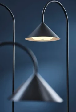 Frandsen Grasp, portabel bordslampa, 72 cm, mattsvart