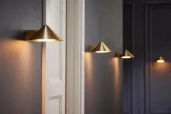 Frandsen Grasp. uppladdningsbar vägglampa, mässing