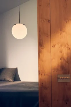 Frandsen Koi pendellampa, 19 cm, vit opal - svart